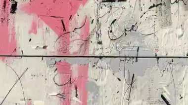 Soyut grunge kolaj arka planı, tuval boyunca kırmızı beyaz boya bandı, çizik ve lekelerle dolu yüzey, analog gürültü paraziti, aşınmış endüstriyel karışım ve grafiksel kaos.