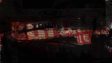 Koyu soyut grunge doku arka planı, kırmızı siyah yırtık boya bandı, çizik ve lekelerle dolu sıkıntılı yüzey, analog gürültü örtüsü, yıpranmış endüstriyel tuval, dramatik kontrast ile karışık medya kompozisyonu