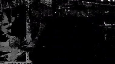 Koyu siyah grunge doku arka plan, sıkıntılı boyanmış yüzey, ağır çizikler ve toz, analog gürültü örtüsü, yıpranmış endüstriyel tuval, derin gölgeler ve kaba bozunma ile soyut karışık medya bileşimi