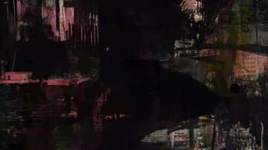 Koyu grunge karışık medya dokusu arka plan, siyah ve kahverengi katmanlı yüzey, ağır sıkıntılı boya, soyut kolaj bileşimi, analog gürültü paraziti, yıpranmış endüstriyel baskı parçaları, çizikli derin gölgeler ve hasarlı tuval dokusu