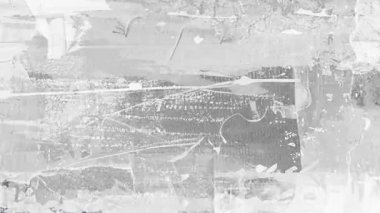 Açık gri grunge doku arka plan, yumuşak katmanlı boya yüzeyi, ince çizikler ve toz, solmuş kağıt kolajı, yıpranmış alçı duvar görüntüsü, minimum analog ses, hafif aşınma ve mat ile aşınmış endüstriyel doku