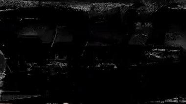 Koyu siyah grunge doku arka plan, ağır boya kaplama, çizik ve çatlaklarla dolu sıkıntılı yüzey, analog gürültü örtüsü, endüstriyel hasar estetik, kaba soyut kompozisyon, eskimiş tuval görünümü, derin gölgeli karışık medya dokusu