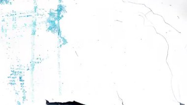 Yüksek kontrastlı grunge dokusu, sıkıntılı beyaz yüzey, yırtık kağıt izleri, çizikler ve toz, asgari hasarlı poster arkaplanı, kaba analog sanat dokusu, gürültü ve erozyon ile yaşlanmış yüzey, tek renkli grunge hareketi grafiği