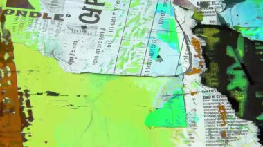 Grunge kolaj sanat dokusu, yırtık kağıt katmanları, soyut poster parçaları, sıkıntılı boya darbeleri, kaba fırça izleri, karışık medya yüzeyi, kentsel sanat arka planı, hasarlı kağıt dokusu, kaotik kompozisyon, klasik baskı gürültüsü, analog grunge hareketi