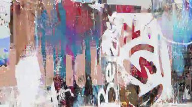 Grunge kolajı soyut animasyon, yırtık kağıt katmanları, boyalı vuruşlar, sıkıntılı poster parçaları, şehir sanat dokusu, karışık medya arkaplanı, kaba fırça izleri, kaotik kompozisyon, retro baskı hasarı, çizik yüzey, gürültü paraziti