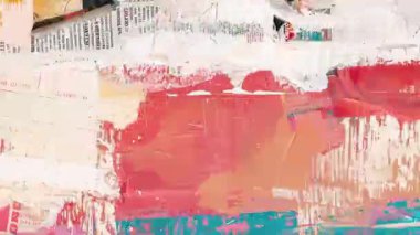 Katmanlı poster elementlerine sahip kırmızı grunge kolajı, soyut boya lekeleri, koyu sıkıntılı dokular, yırtık kağıt yüzeyler, kaotik karışık medya kompozisyonu, eski hasarlı baskı görüntüsü, agresif hareketli grafik animasyon