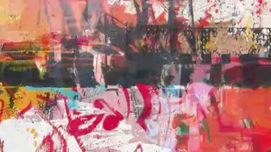 Kolaj koyu grunge dokusu, yırtık kağıt katmanları, yıpranmış siyah yüzey, çizilmiş poster parçaları, kirli boya darbeleri, analog gürültü, hasarlı yüzey, soyut sanat arkaplanı, kaba hareket grafik dokusu, eski grunge örtüsü