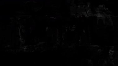 Koyu siyah grunge dokusu, kirli kaba yüzey, sıkıntılı arka plan, yıpranmış boya katmanları, çizilmiş duvar, ağır gürültü, soyut hasar görmüş tuval, kumlu şehir dokusu, eski yüzey çürümesi, huysuz grunge arka plan