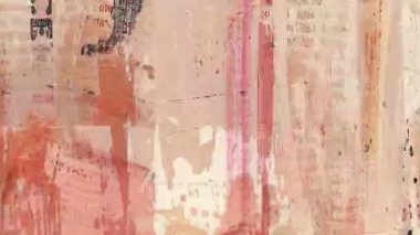 Bej kırmızısı grunge gazete dokusu, soluk kentsel kolaj arka planı, sıkıntılı kağıt yüzeyi, katmanlı tipografi parçaları, soyut klasik medya kompozisyonu