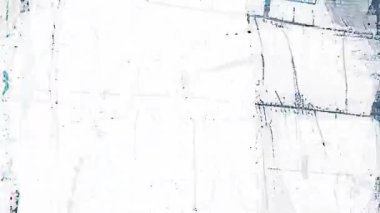 Beyaz küçük grunge kağıt dokusu, ince gri çizikler, hafif sıkıntılı yüzey, soyut temiz arkaplan, soluk mürekkep izleri, yumuşak karışık medya duvarı etkisi