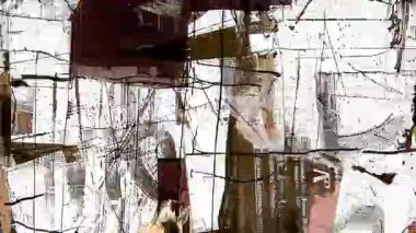 Bej ve kahverengi grunge kolaj dokusu, soyut kağıt arkaplan, siyah çizimler, sıkıntılı boya yüzeyi, katmanlı gazete parçaları, klasik karışık medya kompozisyonu