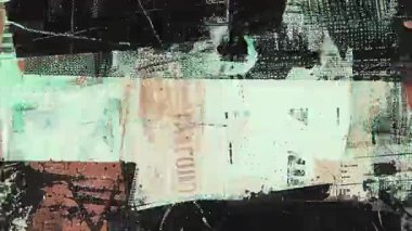 Turkuaz boya şeritli koyu grunge kolajı, sıkıntılı gazete dokusu, soyut kentsel arka plan, çizik yüzey, katmanlı karışık medya kompozisyonu