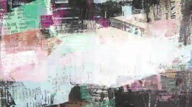 Pastel grunge kolaj dokusu, pembe ve turkuaz boya darbeleri, soyut gazete arkaplanı, sıkıntılı kağıt yüzeyi, katmanlı karışık medya kompozisyonu, yumuşak kentsel poster parçaları