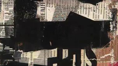 Gazete kolajı üzerine siyah grunge boya dokusu, sıkıntılı kentsel arka plan, ağır fırça darbesi, çizik yüzey, soyut karışık medya kompozisyonu, yırtık kağıt parçaları