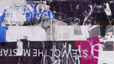 Grunge karışık kolaj kompozisyonu ile tipografi parçaları boya darbeleri ve sıkıntılı analog doku arka planı