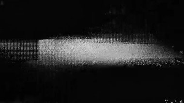 Siyah ve beyaz bozulma dokusu arka plan, yatay statik bant, ağır gürültü paraziti, sıkıntılı dijital bozulma, karanlık analog sinyal bozulması yüzey