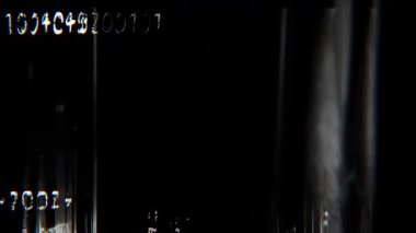 Siyah dijital kod dokusu arka plan, dikey ışık çizgileri, beyaz alfanumerik semboller, arıza bozulması, karanlık siber veri gürültüsü, teknolojik arayüz paraziti yüzeyi