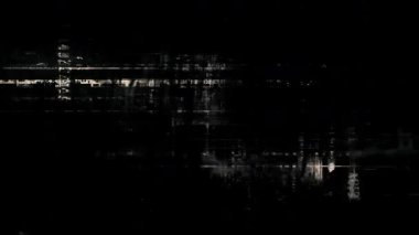 Minimum karanlık arkaplan, yatay dijital ses çizgileri, ince beyaz ışık bozulması çizgileri, soyut veri paraziti dokusu, siber teknoloji arka plan örtüsü