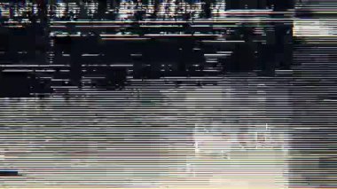 Siyah ve beyaz yatay tarama hatası bozulma, ters statik doku, dijital gürültü paraziti, analog televizyon hatları, monokrom sinyal bozulması, soyut veri hatası arka planı, yanıp sönen çizgiler, grunge ekran hasarı deseni