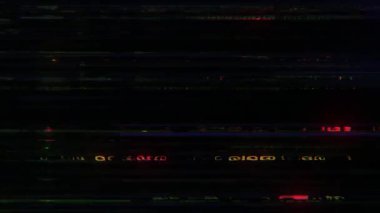 Koyu yatay arkaplan, kırmızı sinyal titreşimli yeşil tarama çizgileri, dijital parazit gürültüsü, bozuk ekran dokusu, siber teknoloji çarpıtma örtüsü, soyut veri aktarım hatası şablonu