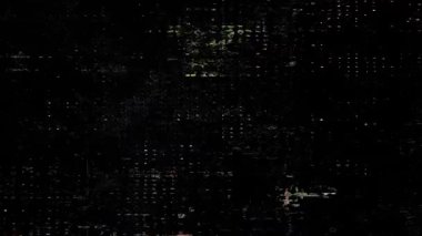 Siyah arızalı ses arkaplan, derin karanlık dijital statik doku, ince kırmızı piksel paraziti, düşük kontrast siber çarpıtma yüzeyi, minimum soyut veri bozunumu arkaplan