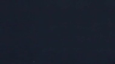 Dark Minimal Analog Mavi Gradyan Arkaplanı İnce Gürültülü, Soluk Film Dokuları, Yumuşak Parazit Örtüsü, Endüstriyel Siber Punk Atmosferi, Düşük Hafif Grunge Yüzeyi, Klasik Sabit Şablon