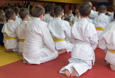 Kimono tatami dövüş sanatları seminer üzerinde oturan çocuklarda