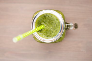 Tüp bir mason kavanoza yeşil smoothie