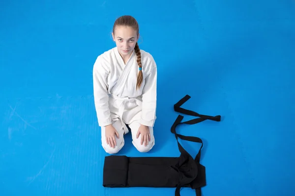 An aikidoka girl folding her hakama for Aikido training — Stock Photo, Image