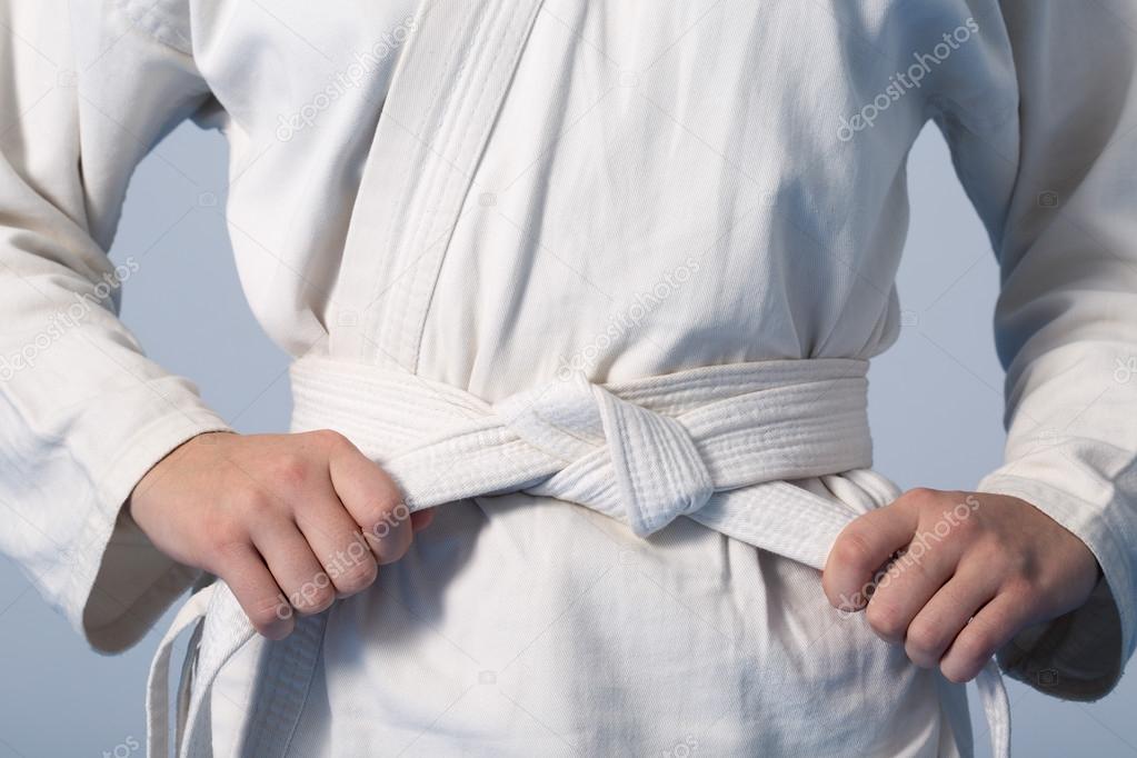 Küçük bir ders: bir kimono üzerinde bir kemer bağlama Küçük bir ders: bir kimono üzerinde bir kemer bağlama
