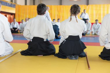 İnsanlar kimono ve tatami dövüş sanatları eğitimi üzerinde oturan hakama