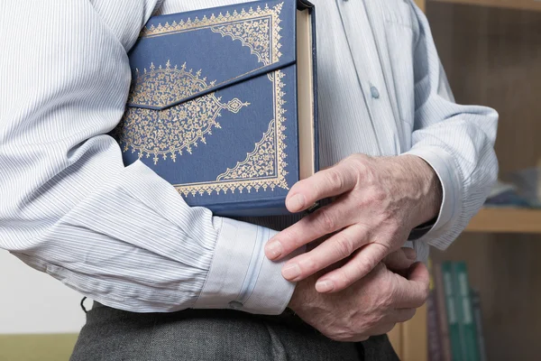 Kur'an holding eller