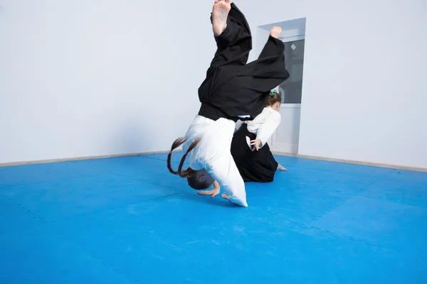 Twee meisjes in zwart hakama praktijk Aikido — Stockfoto