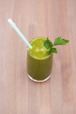 Ispanak, yeşil elma ve kereviz ile yeşil sağlıklı güler yüzlü