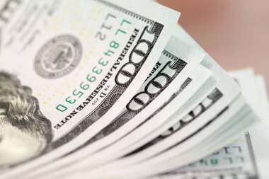 Yüz ABD Doları faturaları yığını