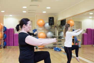 Spor salonunda Pilates yapıyor kadın