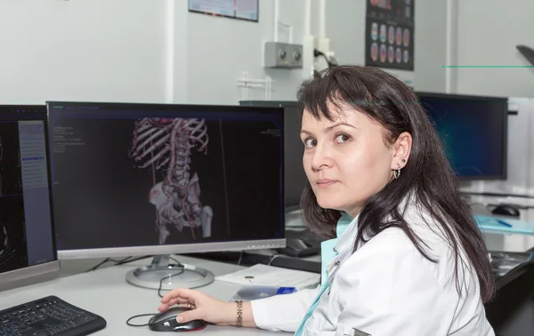 Женщина-врач изучает результаты компьютерной томографии — стоковое фото