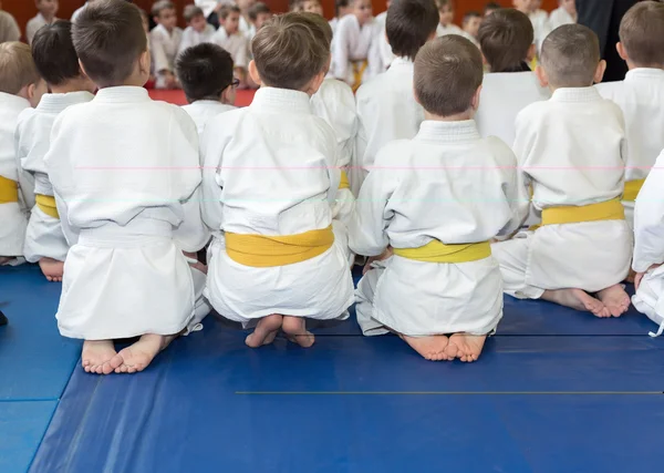 格闘技セミナーに畳の上に座って着物の子供たち — ストック写真