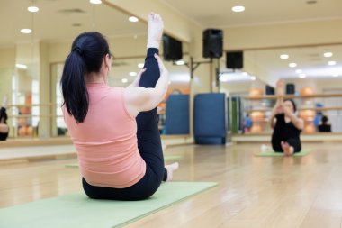 Spor salonunda Pilates yapıyor kadın