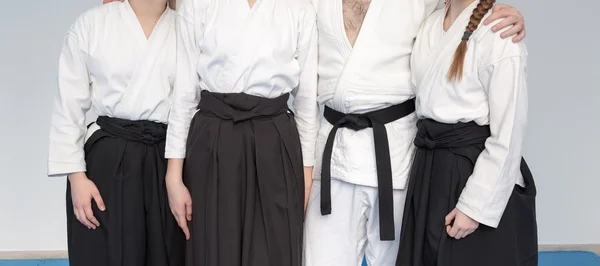 Människor i kimono och hakama stående på tatami med kampsportsmästare — Stockfoto