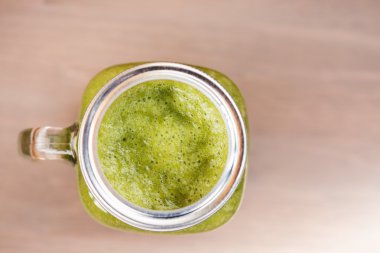 Bir mason kavanoza yeşil smoothie