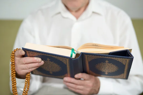 Een oude handen houden van de Koran — Stockfoto