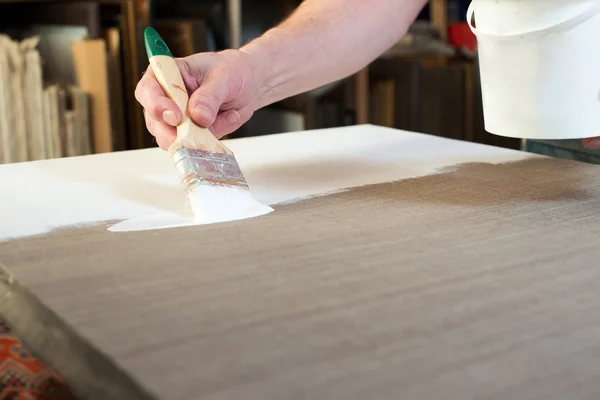 Bir sanatçı astar tuval