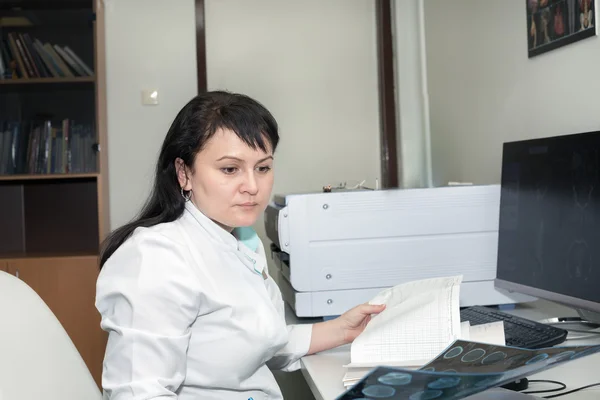 Γυναίκα γιατρό με εξέταση των αποτελεσμάτων του σαρωτής Ct — Φωτογραφία Αρχείου