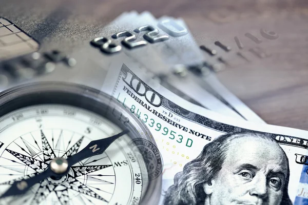 Коллаж с компасом, долларовыми купюрами и кредитной картой — стоковое фото
