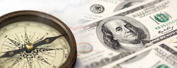 Коллаж с компасом и купюрами в долларах США — стоковое фото