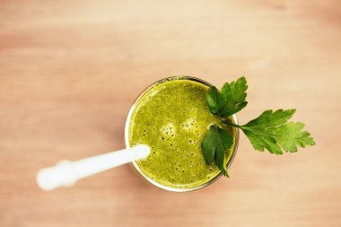 Ispanak, yeşil elma ve kereviz ile yeşil sağlıklı güler yüzlü