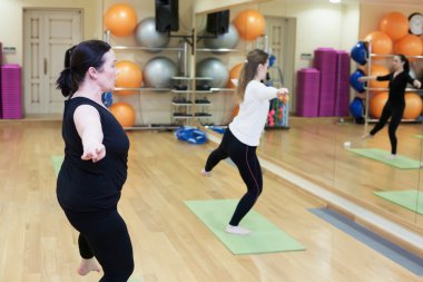 Spor salonunda Pilates yapıyor kadın