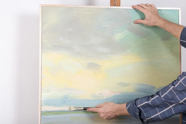 An artist painting in studio — Stock Photo, Image