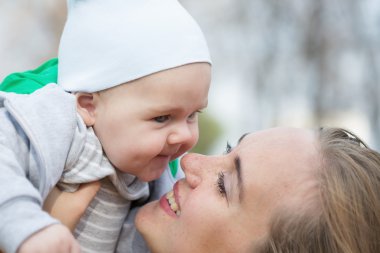 Sevimli küçük oğlu sarılma anne